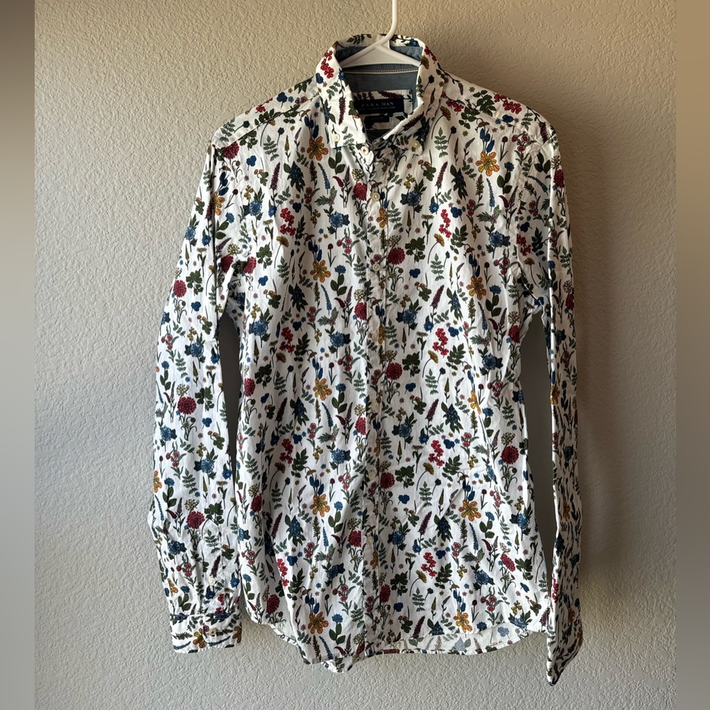 Zara white with floral pattern men’s button down. Slim fit. Size Small.